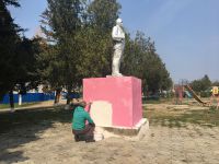 Проводятся ремонтные работы  и покраска постамента к памятнику В.И.Ленину