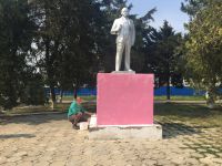 Проводятся ремонтные работы  и покраска постамента к памятнику В.И.Ленину