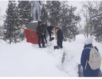 17 февраля 2021 года воспитанники казачьего военно — патриотического клуба «Поиск» произвели уборку от снега территория памятного мемориала