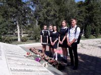 3 сентября 2020 года также в акции «Цветы памяти» приняла участие Аксенова Виктория молодой депутат Воздвиженского сельского поселения со своими волонтерами