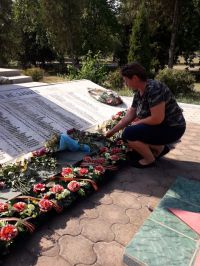 03 сентября 2020 г. молодой депутат Совета Воздвиженского сельского поселения Аксенова Марина приняла активное участие в акции «Цветы памяти»